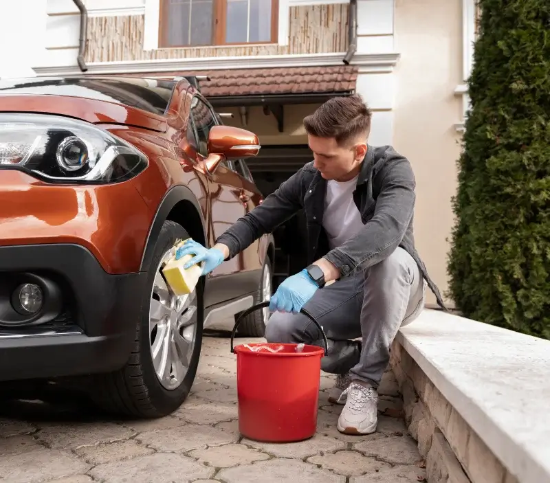 Lavage auto à domicile Lantriac : professionnel intervenant sur un véhicule